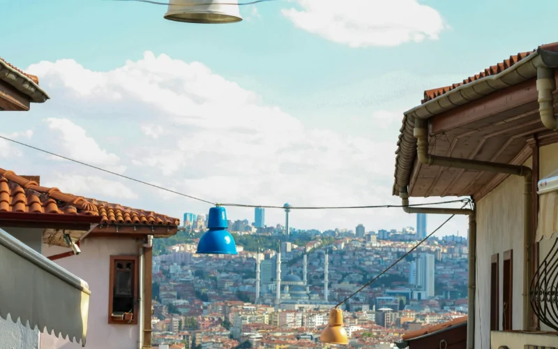 Ankara’da eski binaların arasından görünen şehir silueti ve cami kubbeleri