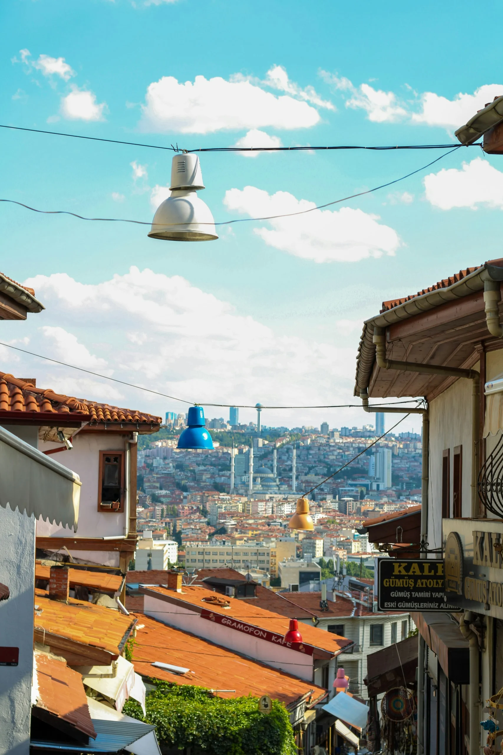 Ankara’da eski binaların arasından görünen şehir silueti ve cami kubbeleri