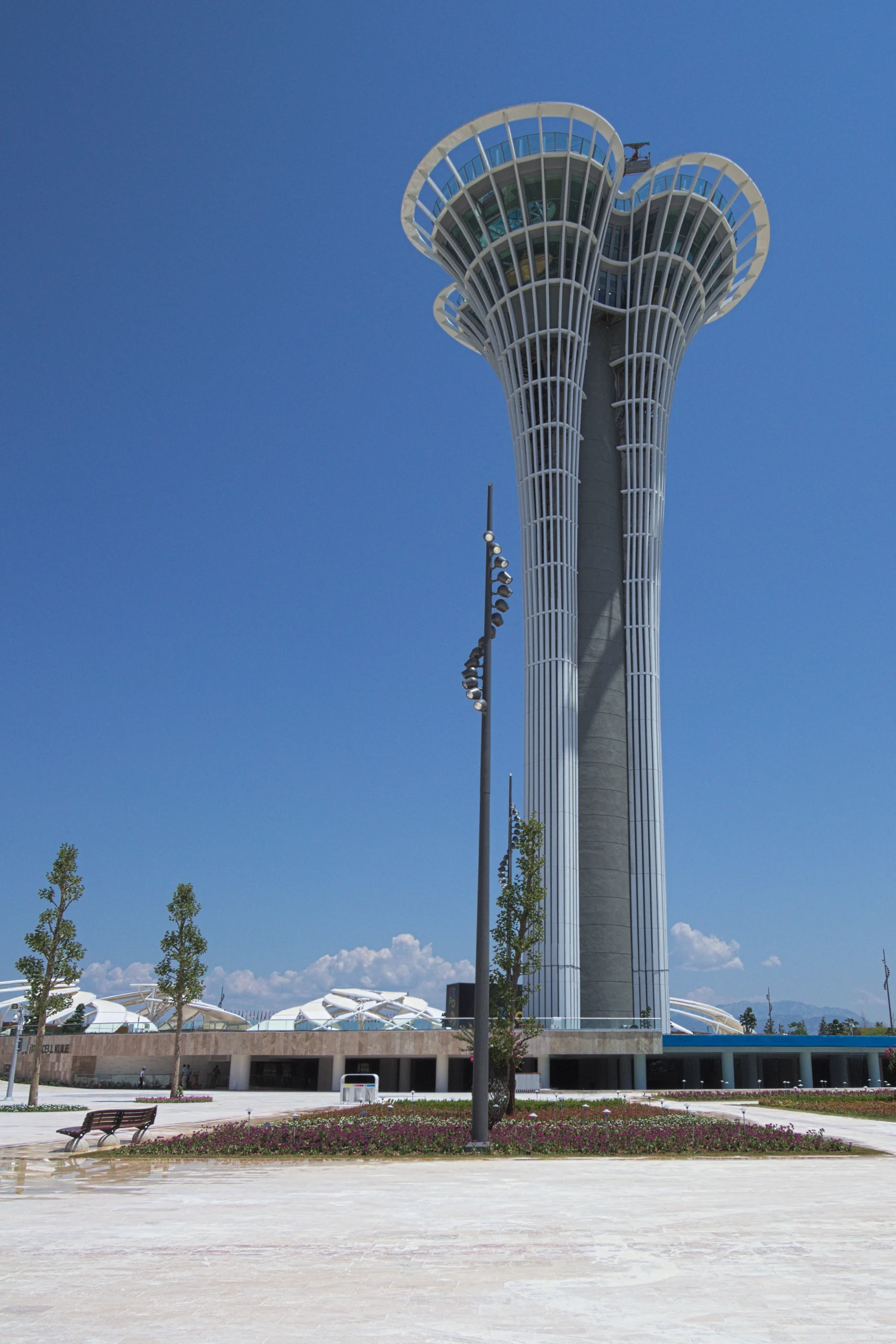 Antalya Expo alanındaki meydan ve Turkcell Expo Kulesi
