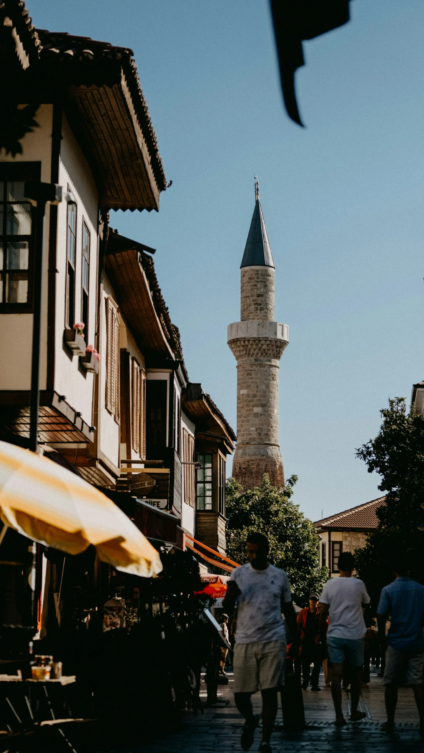 Antalya Kaleiçi’nde tarihî yapılar ve minareyle görünen eski şehir sokakları