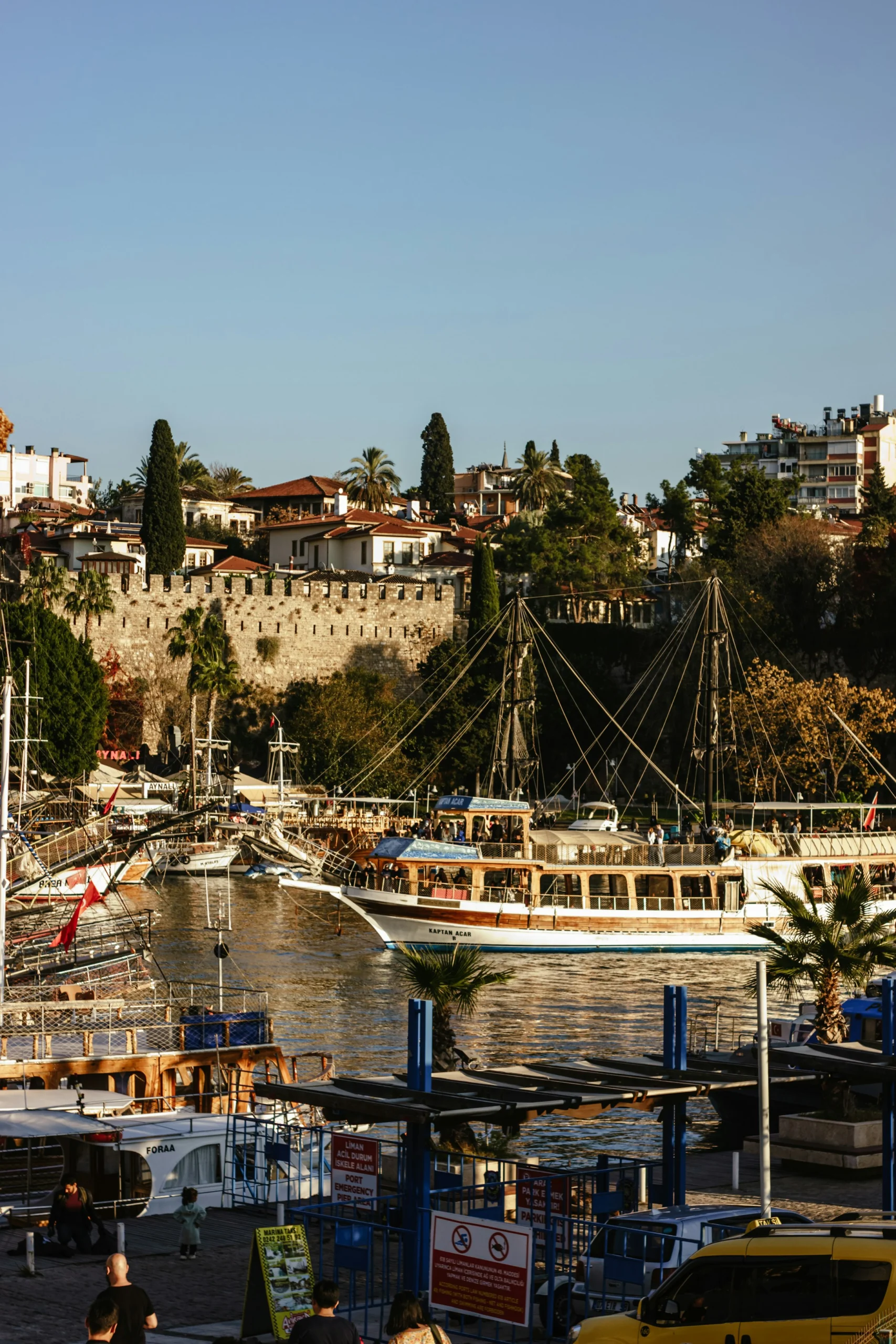 Antalya Kaleiçi yat limanında tekneler ve kıyıdaki tarihî binalar