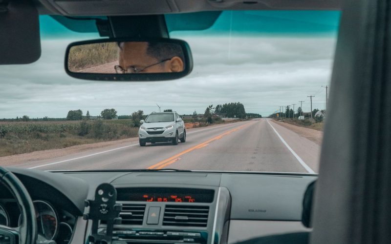 Otomobilin içinden görünen yol ve yolculuk manzarası