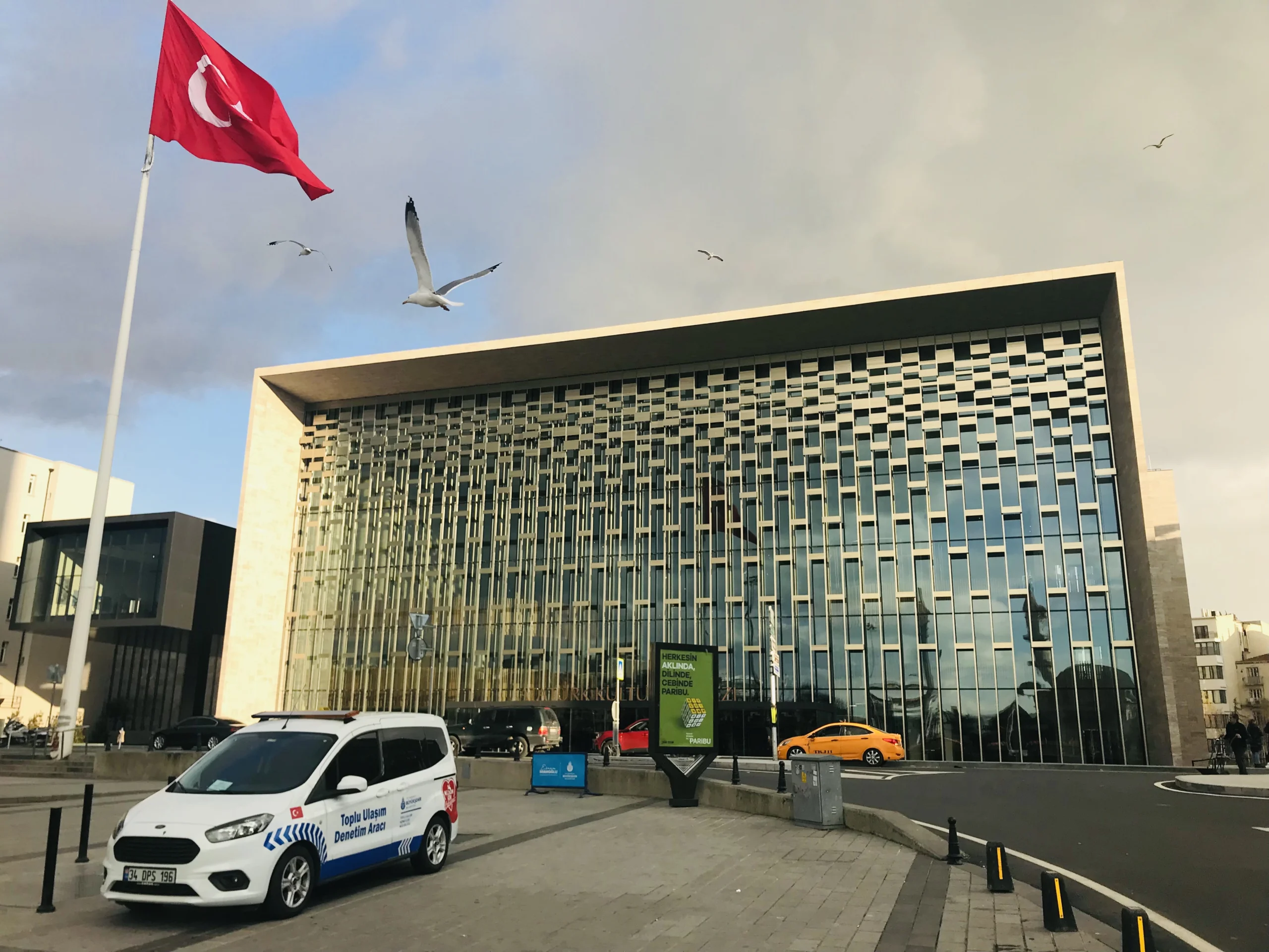 Taksim Meydanı’ndaki Atatürk Kültür Merkezi binasının dış cephesi