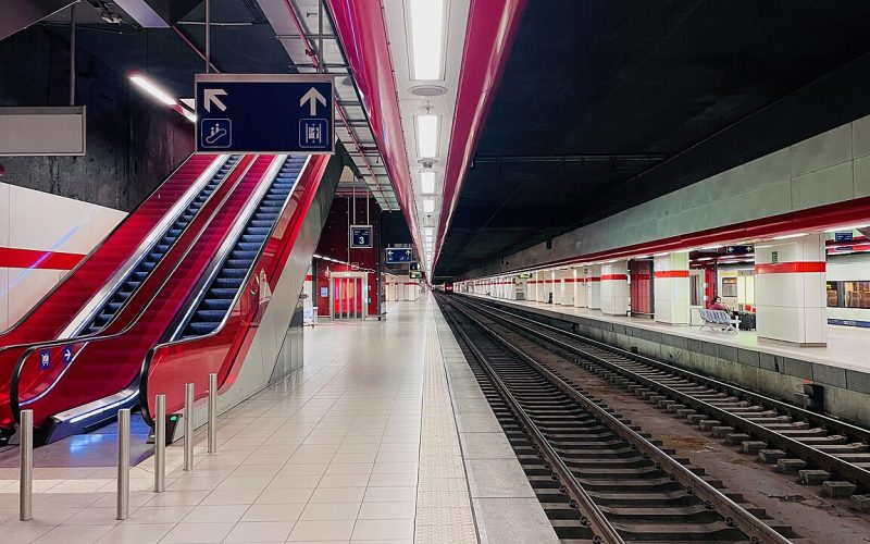 Brussels Airport-Zaventem havaalanı tren istasyonunun peronları ve yürüyen merdivenleri