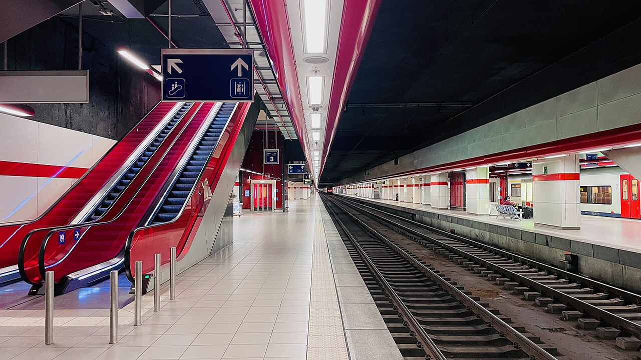 Brussels Airport-Zaventem havaalanı tren istasyonunun peronları ve yürüyen merdivenleri