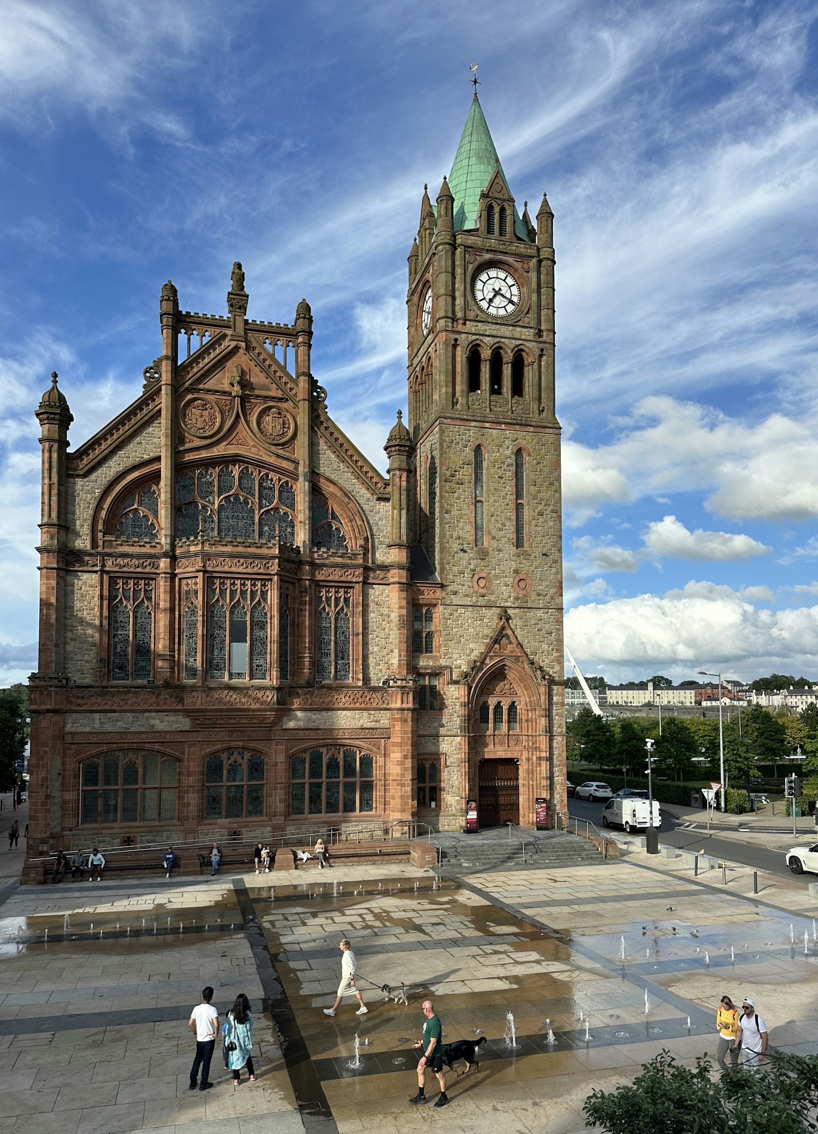 Derry-Londonderry'deki tarihî Guildhall binası ve saat kulesi