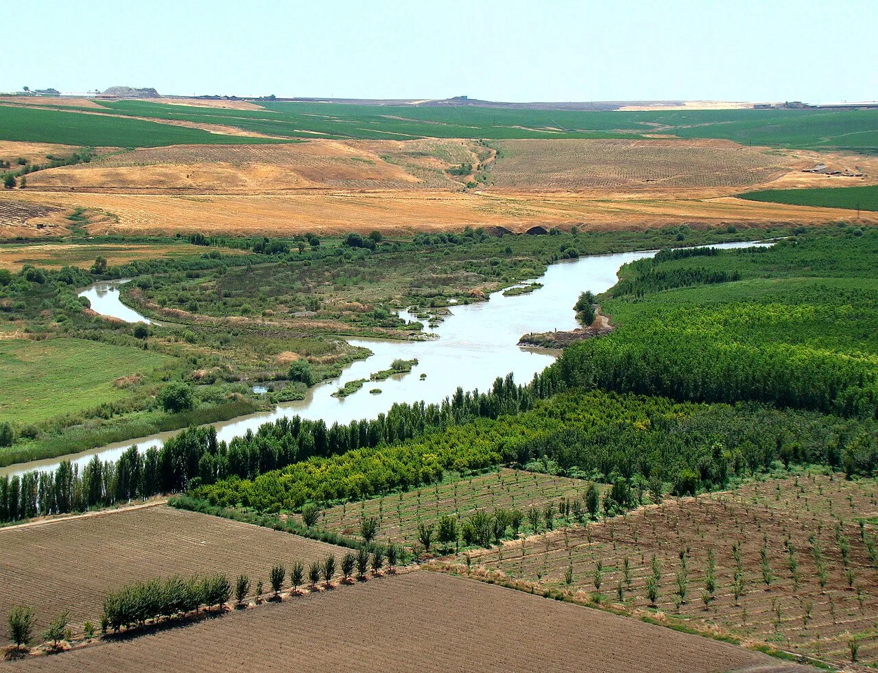 Diyarbakır yakınında tarım alanları ve yeşil kıyılar arasından kıvrılan Dicle Nehri