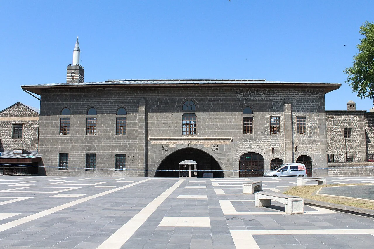 Diyarbakır Ulu Cami’nin siyah bazalt taşlı dış cephesi ve avlu girişi
