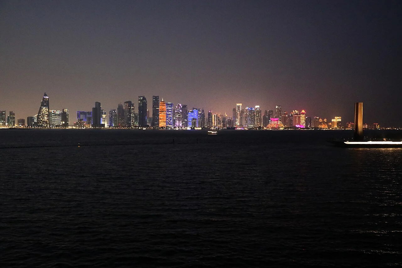 Doha’nın deniz kıyısından görünen aydınlatılmış gökdelenleri