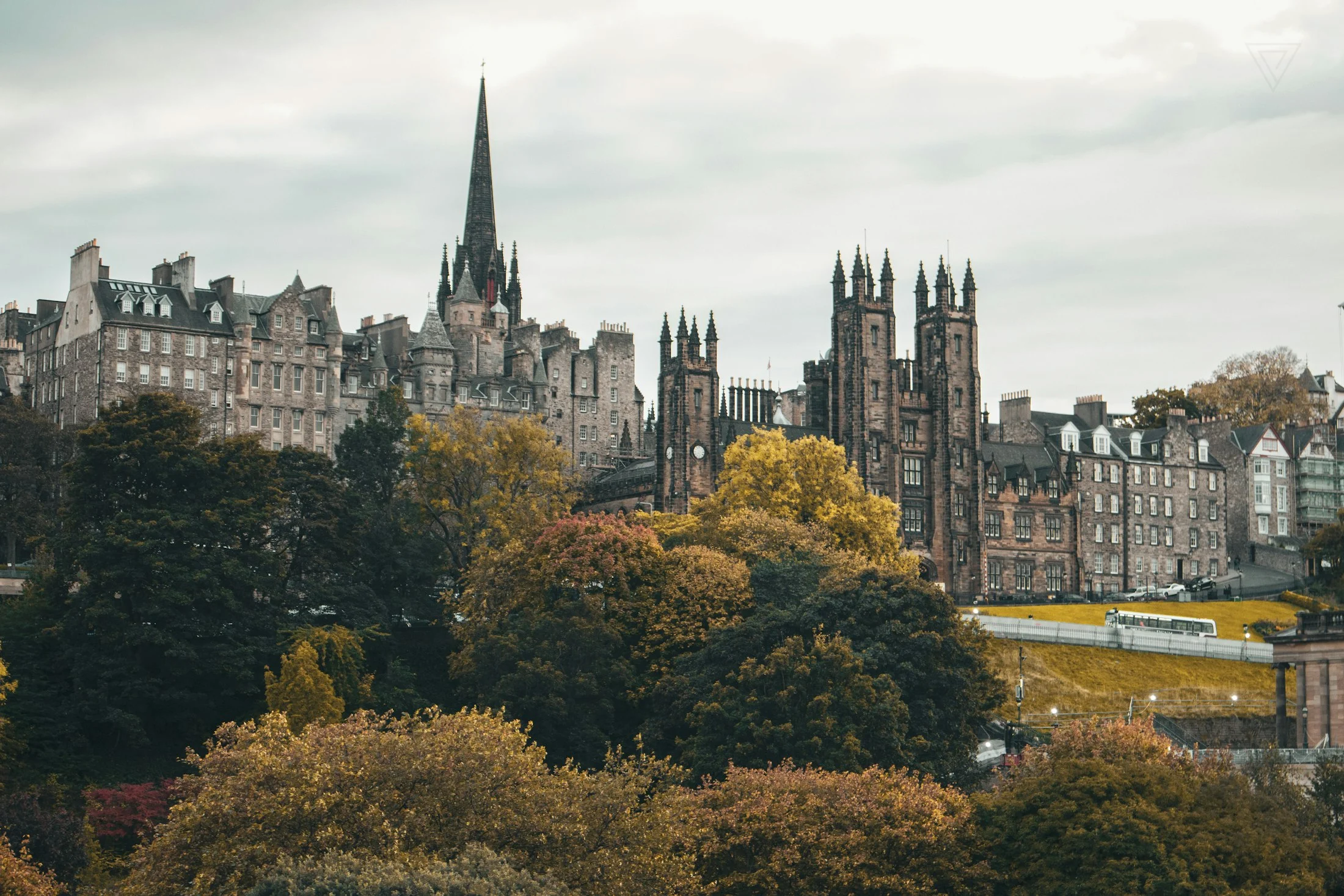 Princes Street Gardens üzerinden Edinburgh Kalesi ve Eski Şehir silueti