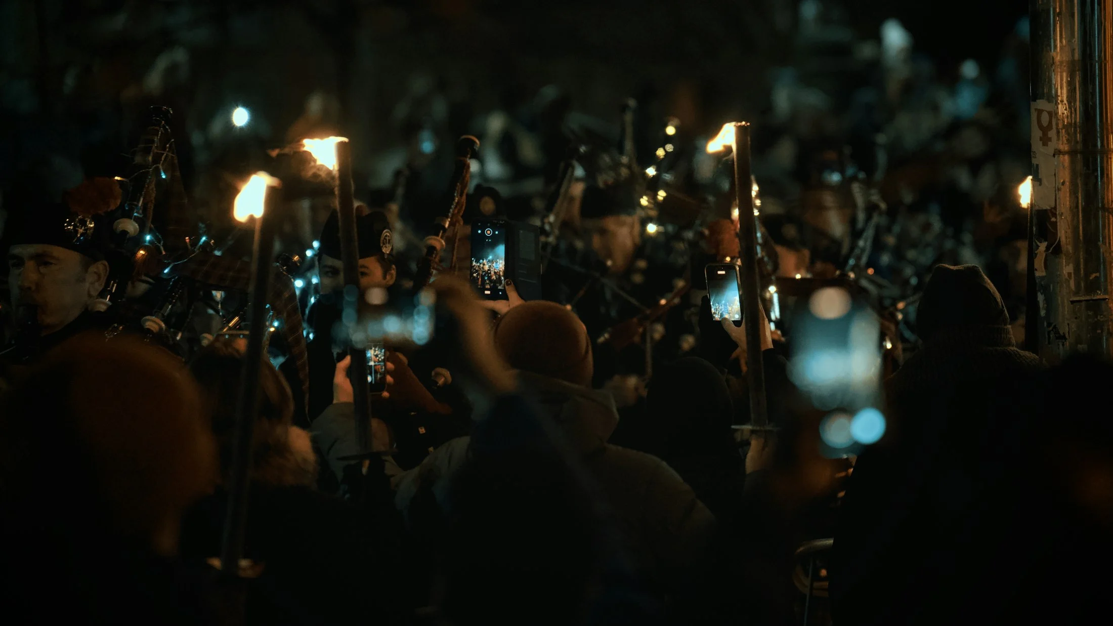 Edinburgh Hogmanay kutlamalarında meşaleli geçit törenini izleyen kalabalık