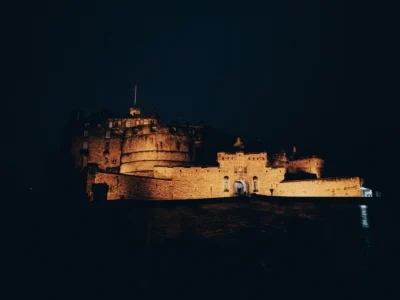 Edinburgh Kalesi’nin gece aydınlatılmış surları