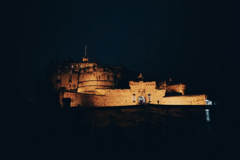 Edinburgh Kalesi’nin gece aydınlatılmış surları