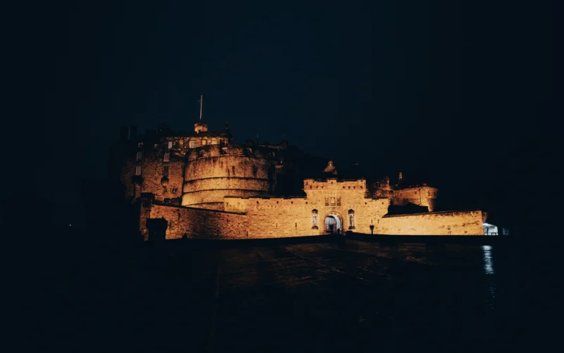 Edinburgh Kalesi’nin gece aydınlatılmış surları