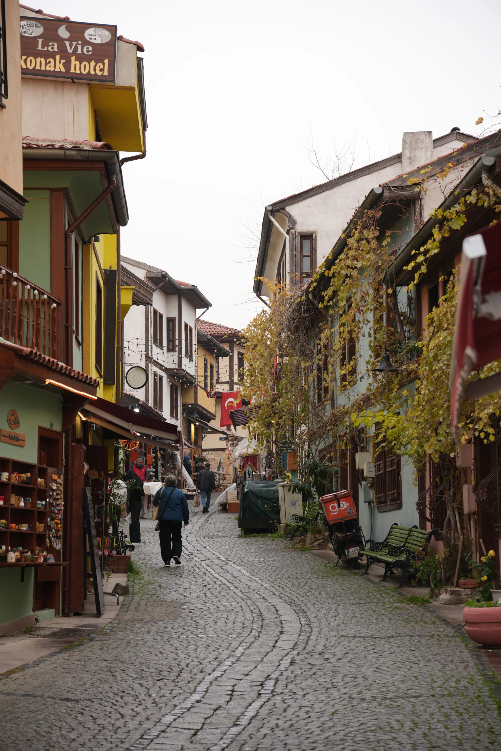 Eskişehir Odunpazarı’nda geleneksel evler ve taş döşeli dar sokak