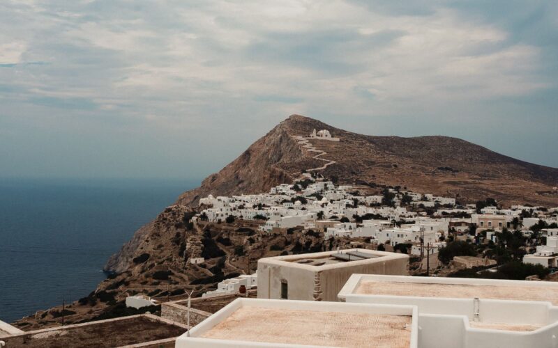 Folegandros'ta kayalık kıyı üzerinde beyaz evler ve Ege Denizi