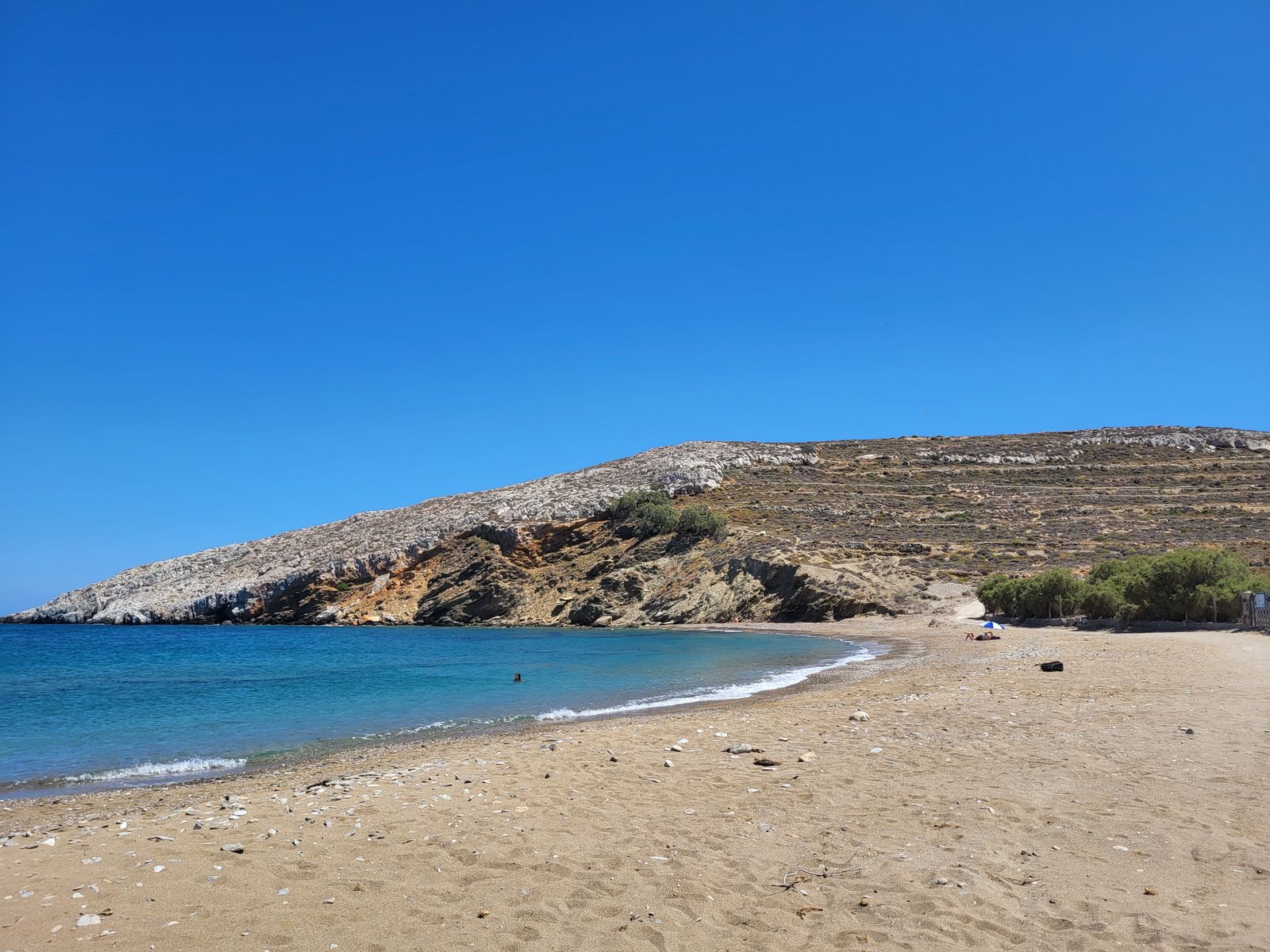 Karavostasis'te açık mavi deniz, kıyı ve kayalıklar