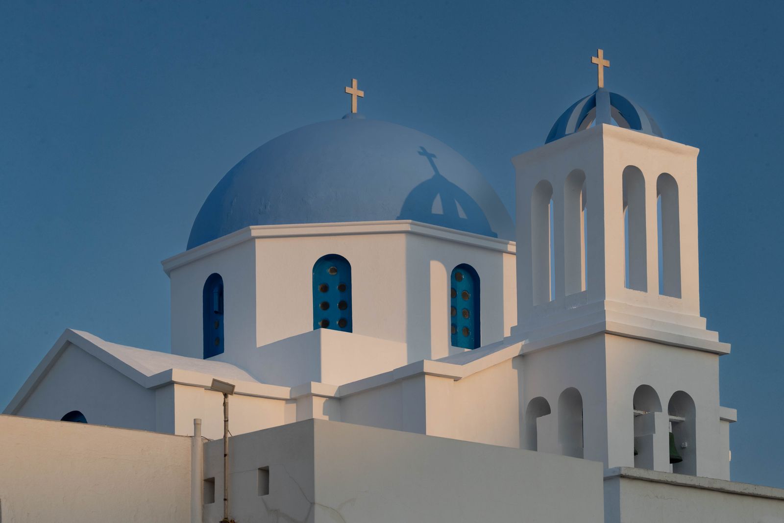 Folegandros'ta beyaz duvarlı ve mavi kubbeli bir kilise
