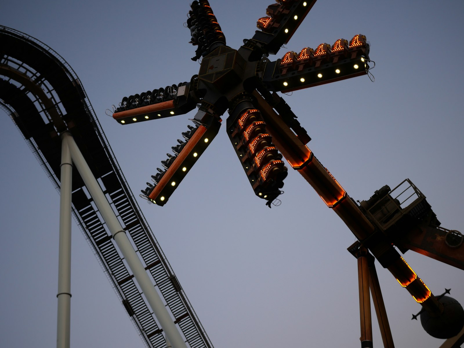 İsveç'teki Liseberg eğlence parkında gece ışıkları altında hız treni