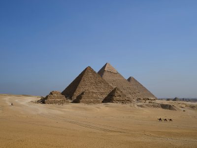 Giza Platosu’nda Khufu, Khafre ve Menkaure piramitlerini birlikte gösteren çöl manzarası
