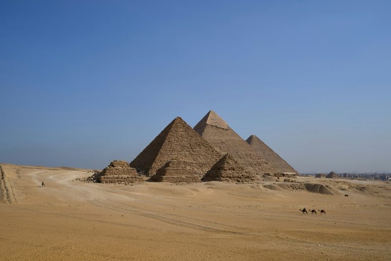 Giza Platosu’nda Khufu, Khafre ve Menkaure piramitlerini birlikte gösteren çöl manzarası