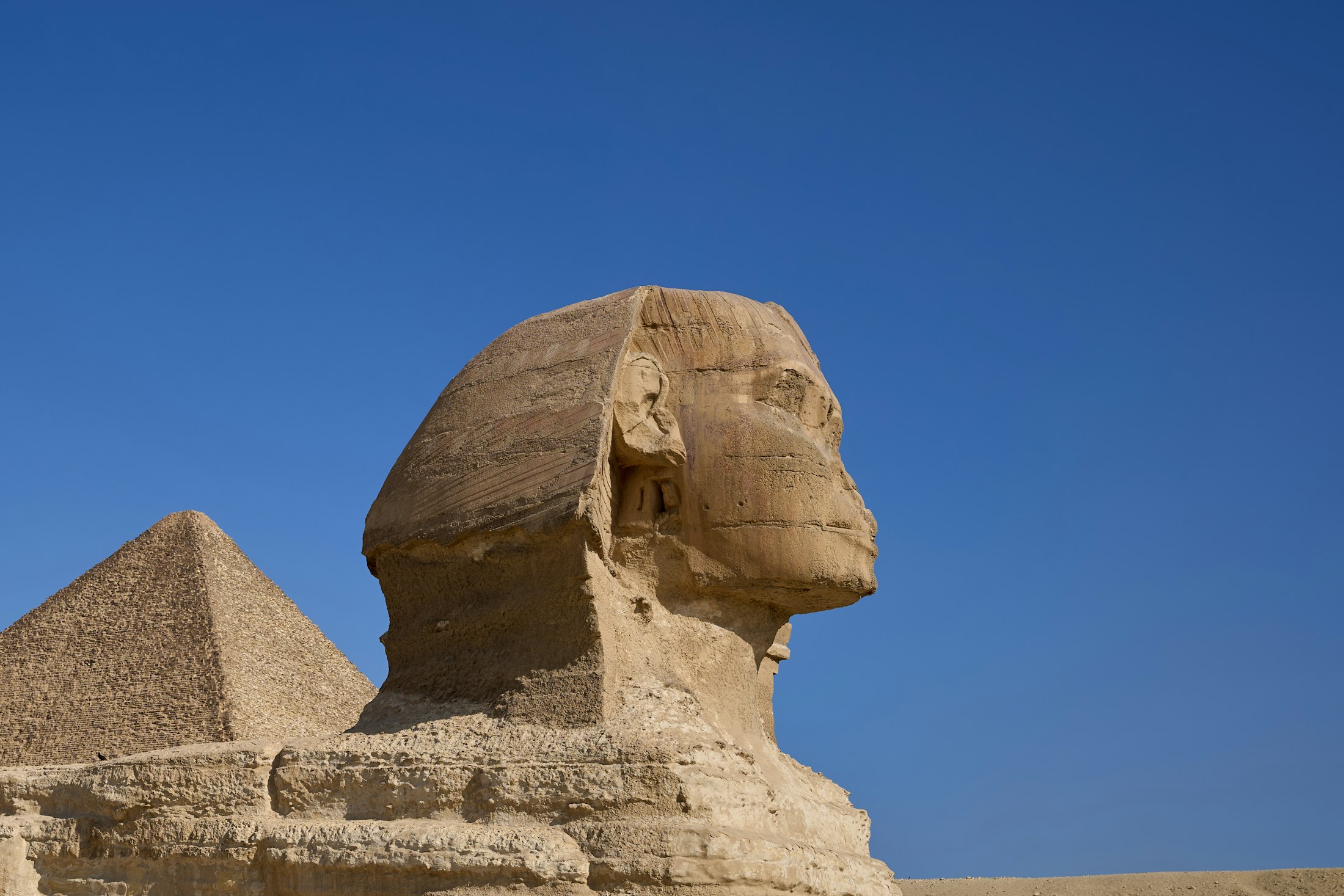 Ön planda Büyük Sfenks, arka planda Giza’daki Khufu Piramidi