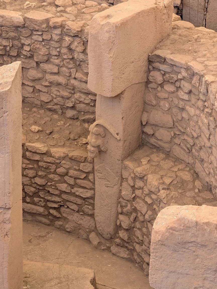 Göbeklitepe Enclosure C’de 27 numaralı sütunda yaban domuzu ve yırtıcı hayvan kabartması