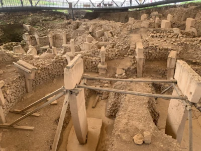 Göbeklitepe’de T biçimli dikilitaşların bulunduğu dairesel yapıların genel görünümü