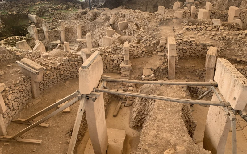 Göbeklitepe’de T biçimli dikilitaşların bulunduğu dairesel yapıların genel görünümü