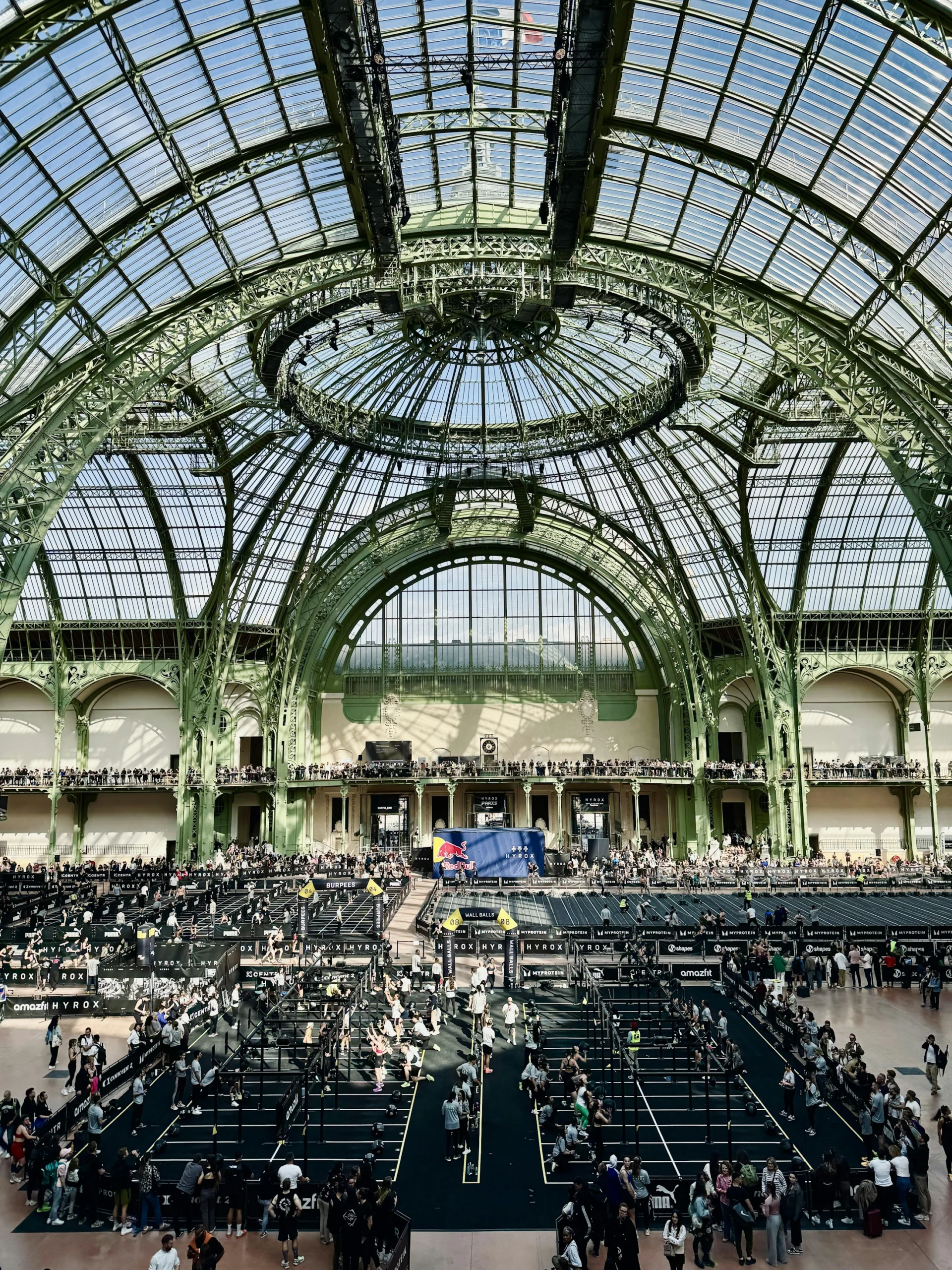 Grand Palais’in yüksek cam çatısını ve geniş sergi salonunu gösteren iç mekân
