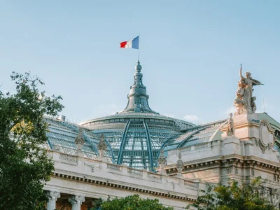 Paris’te Fransız bayrağı ve heykellerle süslü Grand Palais dış cephesi