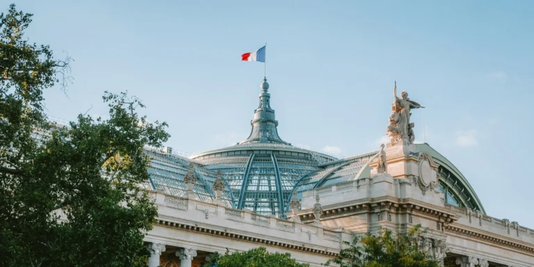 Paris’te Fransız bayrağı ve heykellerle süslü Grand Palais dış cephesi