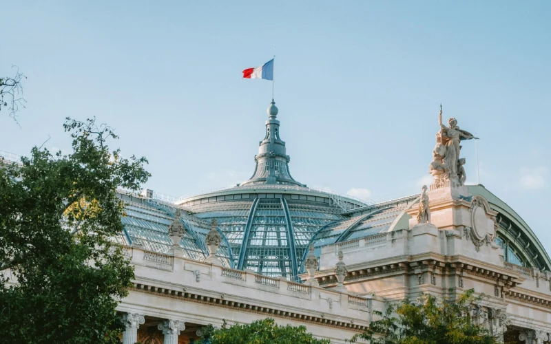 Paris’te Fransız bayrağı ve heykellerle süslü Grand Palais dış cephesi