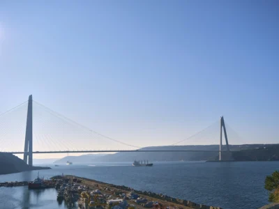 İstanbul Boğazı üzerinde uzanan köprü ve çevresindeki kıyı manzarası