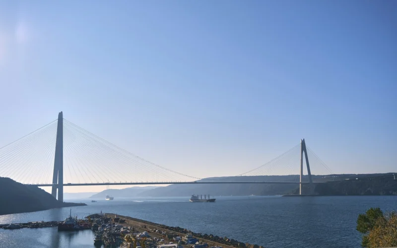 İstanbul Boğazı üzerinde uzanan köprü ve çevresindeki kıyı manzarası