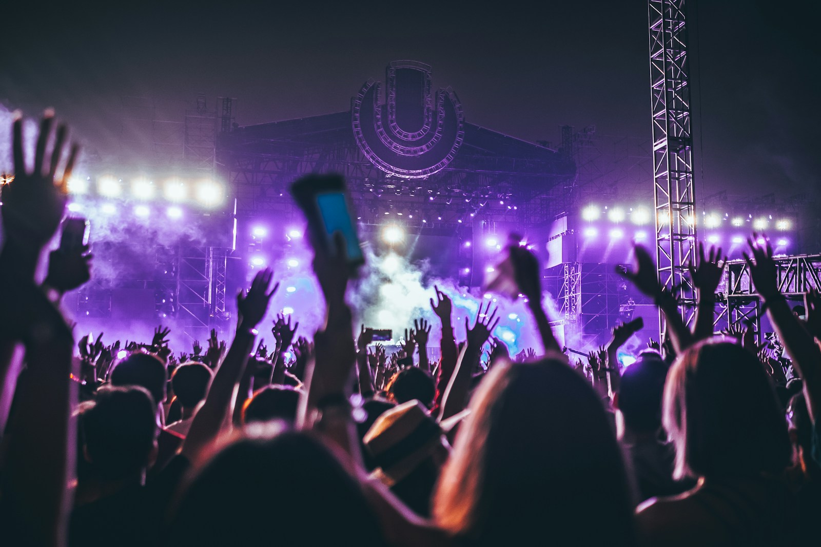 Canlı müzik etkinliğinde sahne ışıkları ve konser izleyicileri