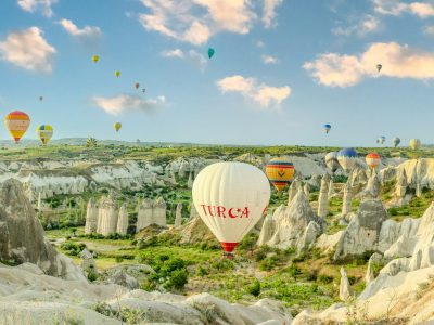 Kapadokya’da gün doğumunda peri bacalarının üzerinde yükselen sıcak hava balonları