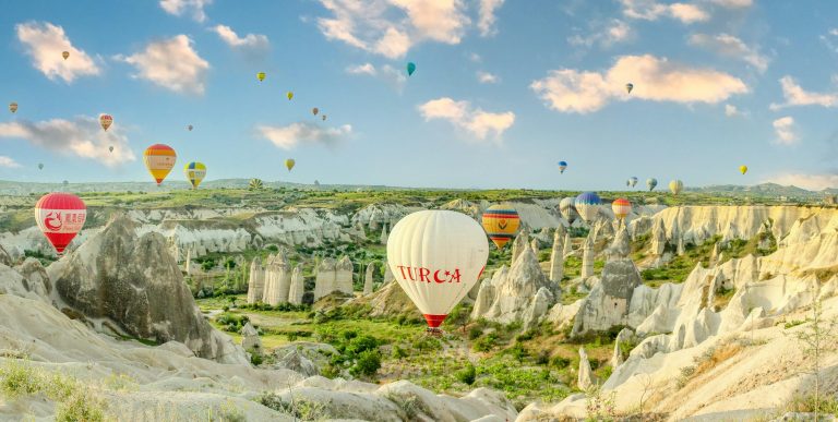 Kapadokya’da gün doğumunda peri bacalarının üzerinde yükselen sıcak hava balonları