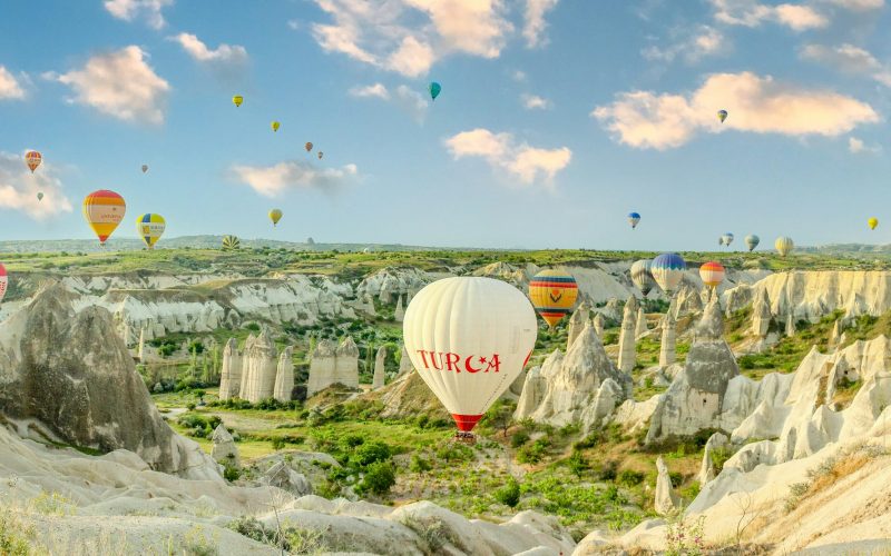 Kapadokya’da gün doğumunda peri bacalarının üzerinde yükselen sıcak hava balonları
