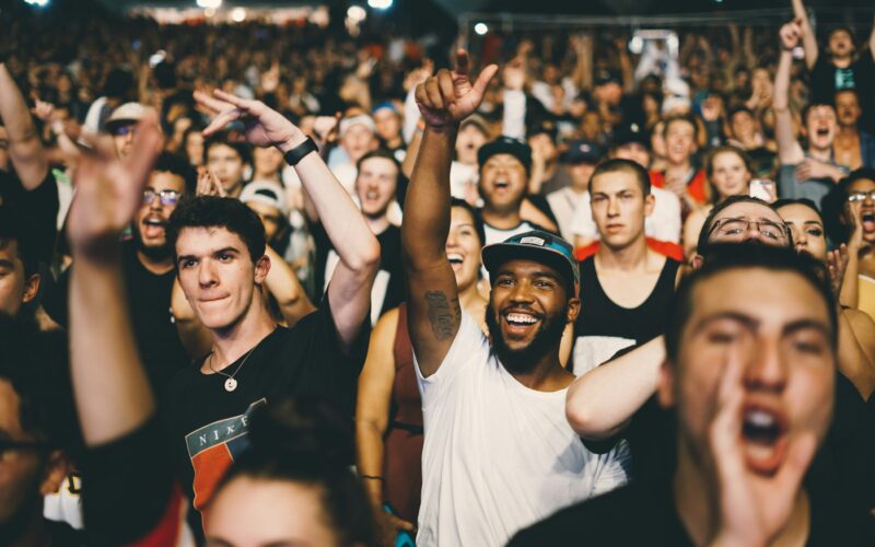 Kalabalığın sahne ışıkları altında müzik festivalini izlediği konser alanı