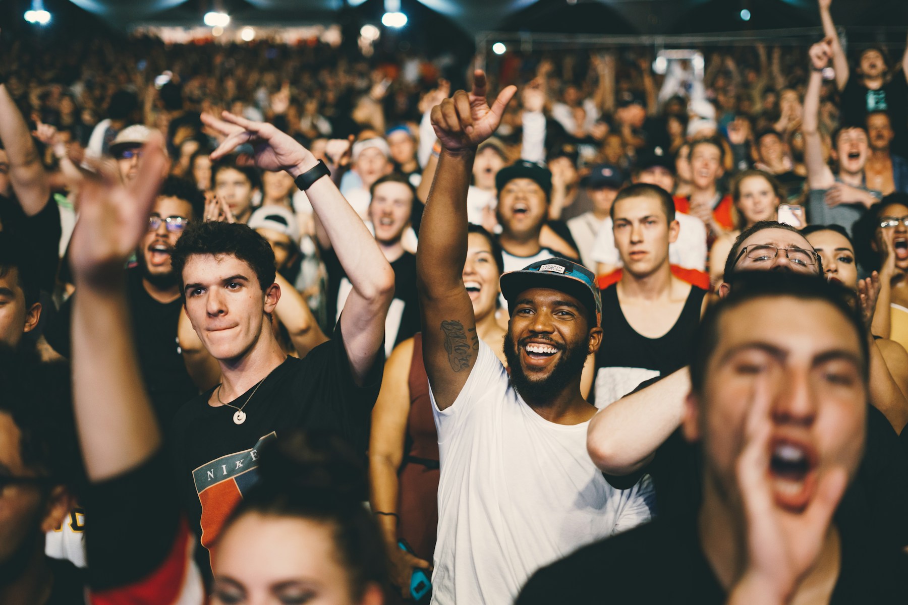 Kalabalığın sahne ışıkları altında müzik festivalini izlediği konser alanı