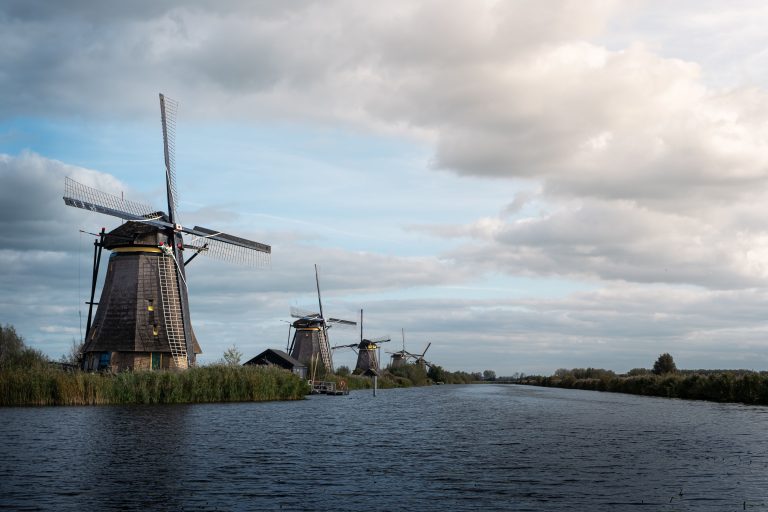 Kinderdijk'de kanal boyunca sıralanan tarihî Hollanda yel değirmenleri