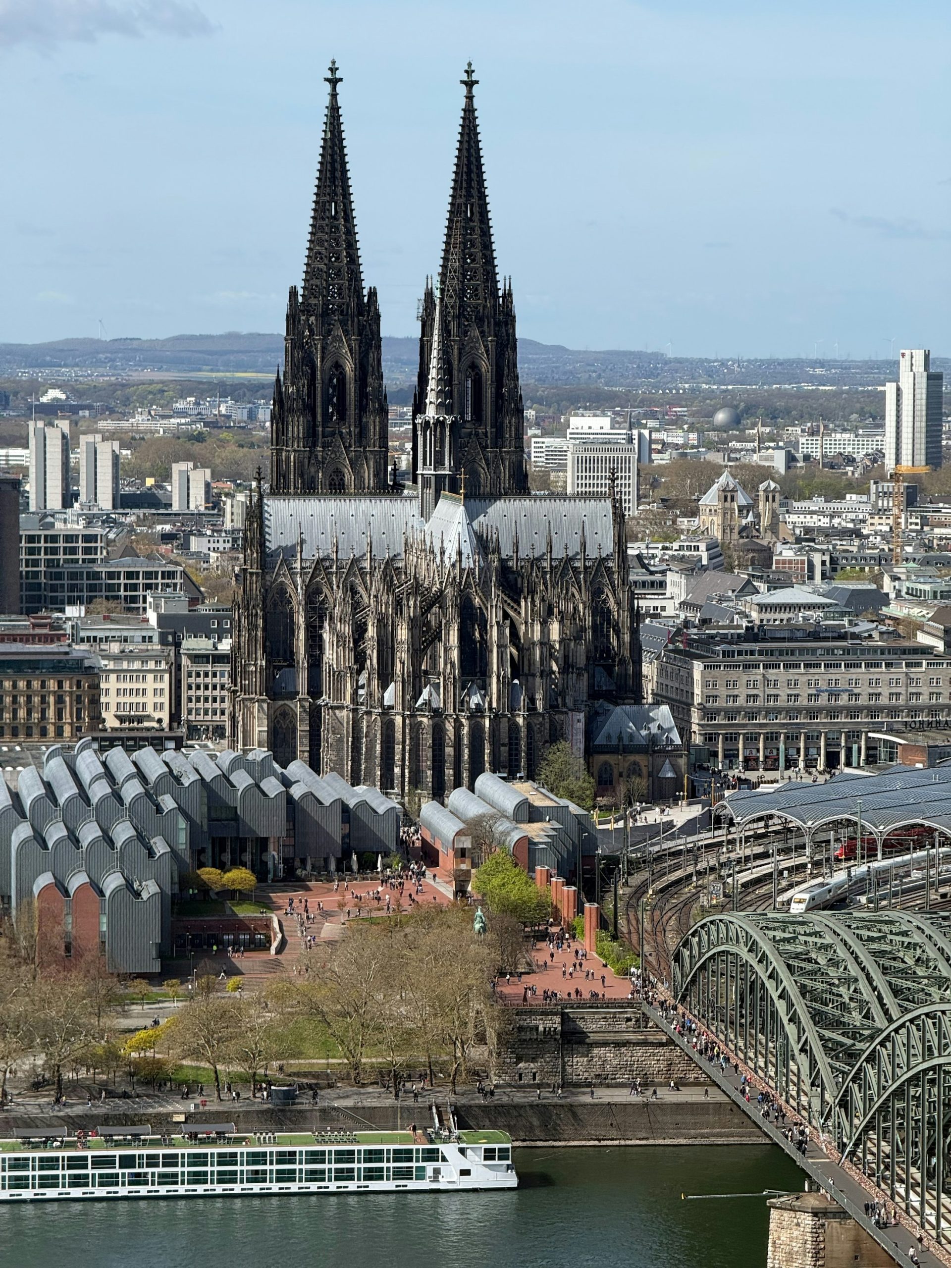 Köln Katedrali, Hohenzollern Köprüsü ve Ren Nehri manzarası
