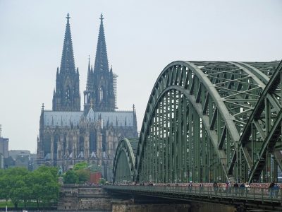 Köln’de Ren kıyısı yakınındaki gotik katedralin dış görünümü