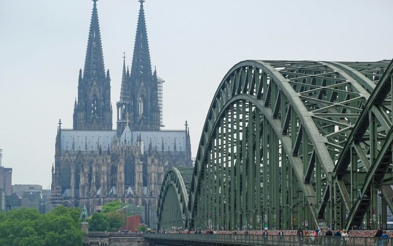 Köln’de Ren kıyısı yakınındaki gotik katedralin dış görünümü