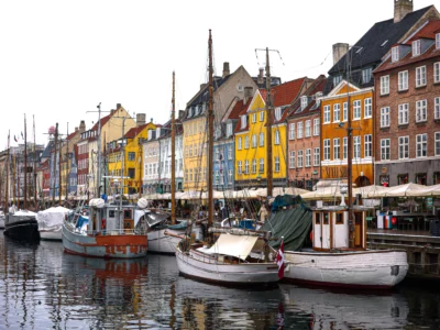 Kopenhag Nyhavn kanalında renkli tarihî evler ve kıyıya bağlı tekneler