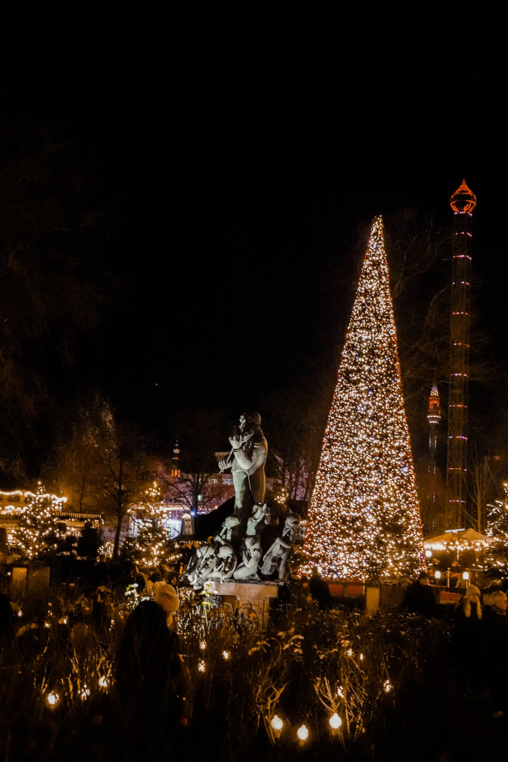 Kopenhag Tivoli Bahçeleri’nde gece ışıkları ve büyük Noel ağacı