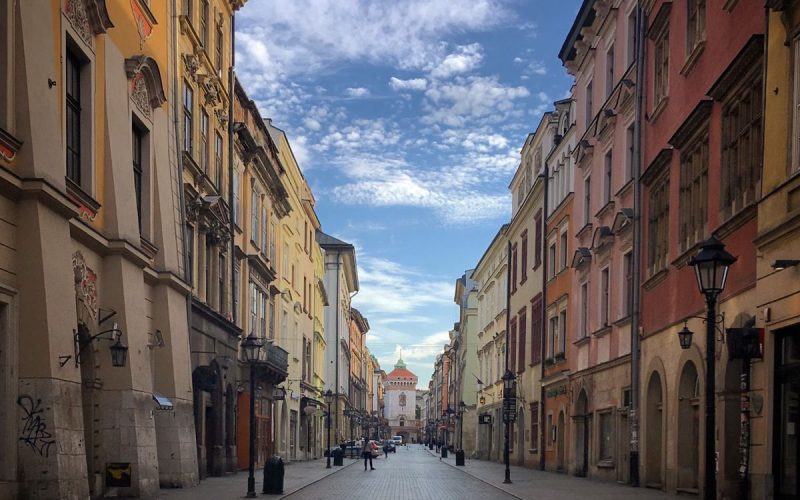 Kraków Eski Şehir'de taş döşeli dar sokak ve tarihî binalar