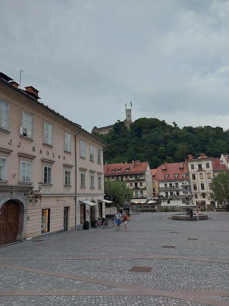 Ljubljana’nın eski şehir meydanından tepedeki Ljubljana Kalesi’ne bakış