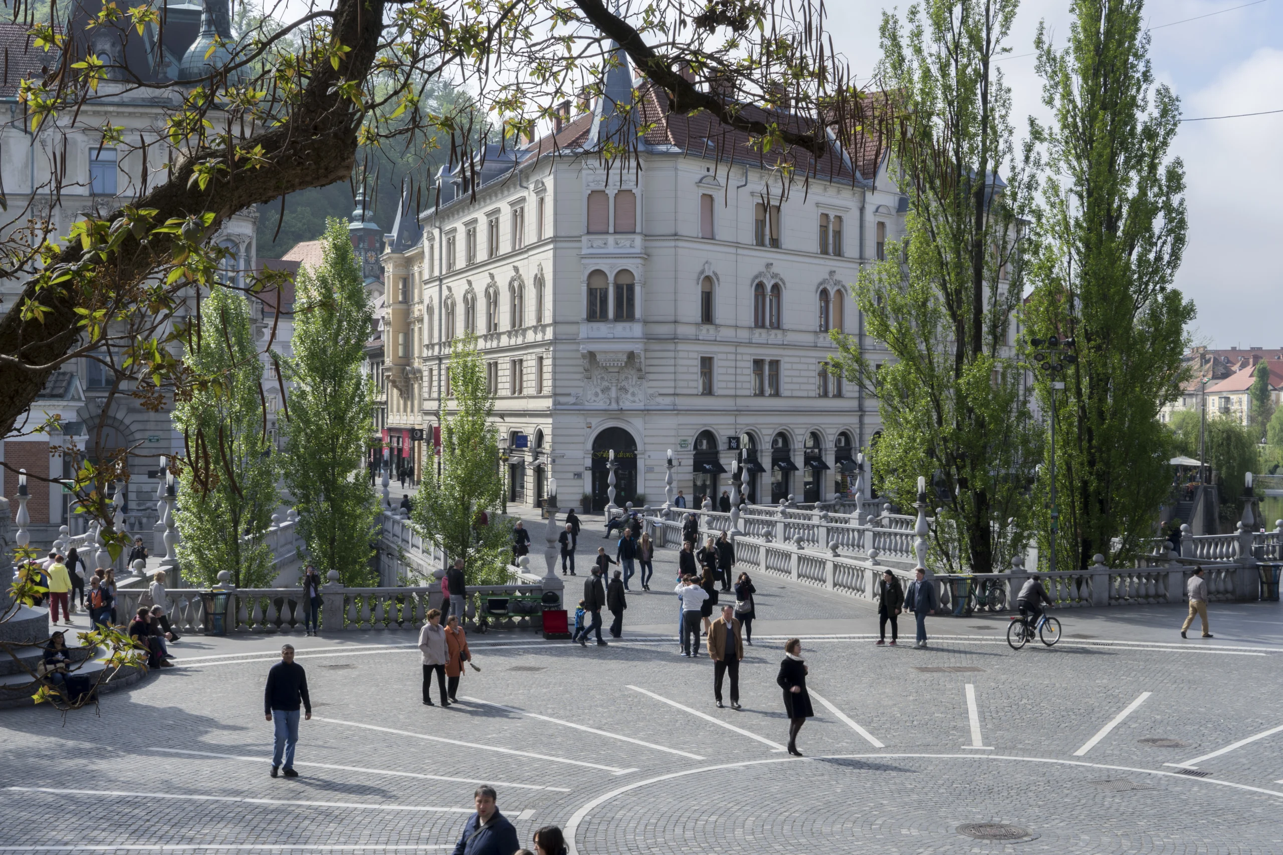 Ljubljana’nın merkezindeki Üçlü Köprü, meydan ve yaya hareketliliği